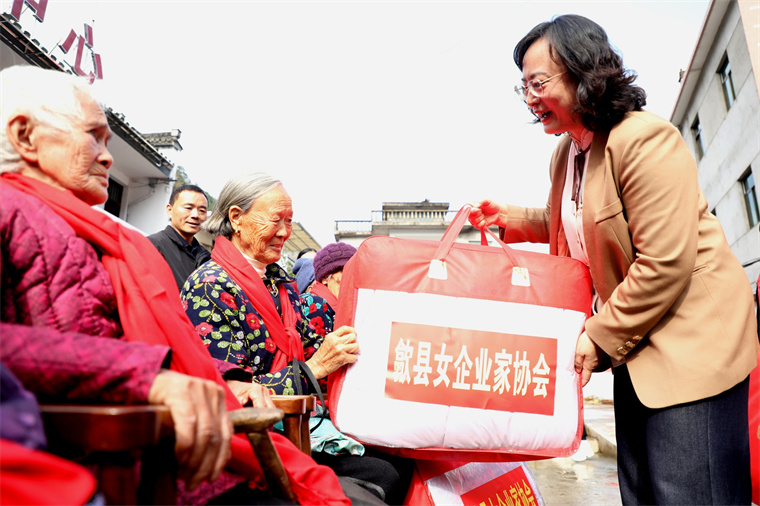 歙县：女企老区行 棉被暖寿星